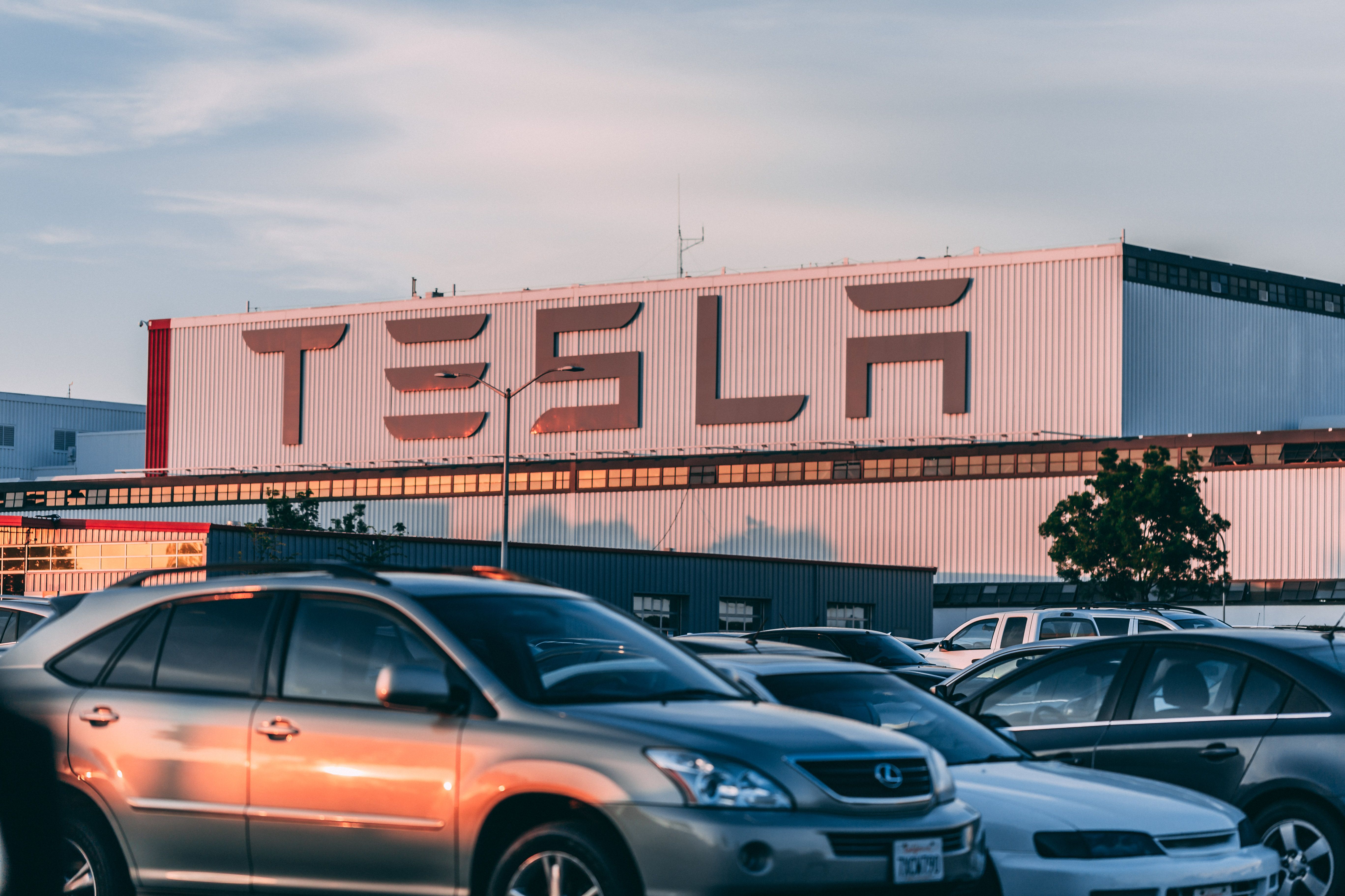 特斯拉不开发布会了，小米却敢赔一整台新车