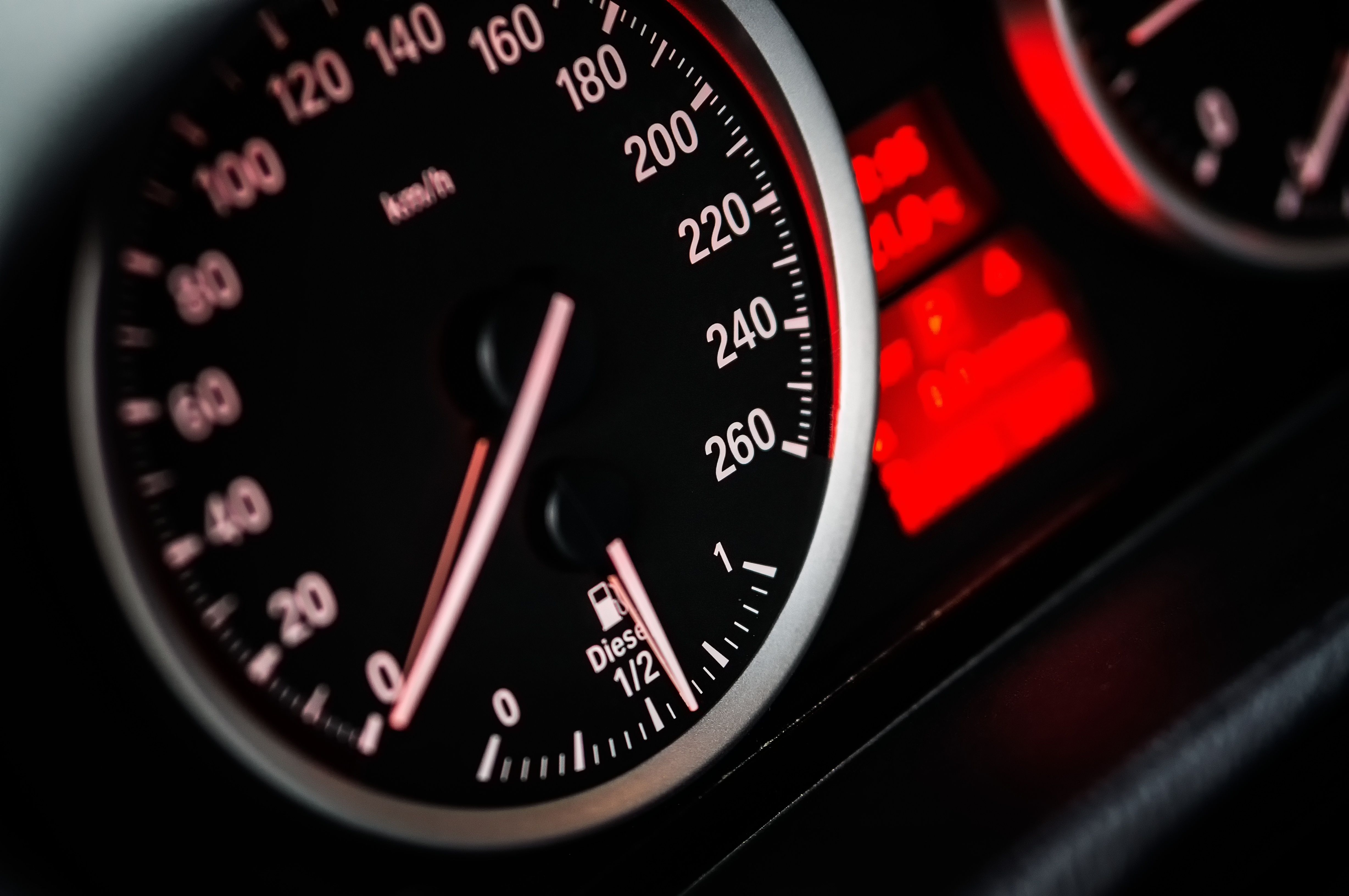 断供、立规、翻车：智能汽车的三重坎