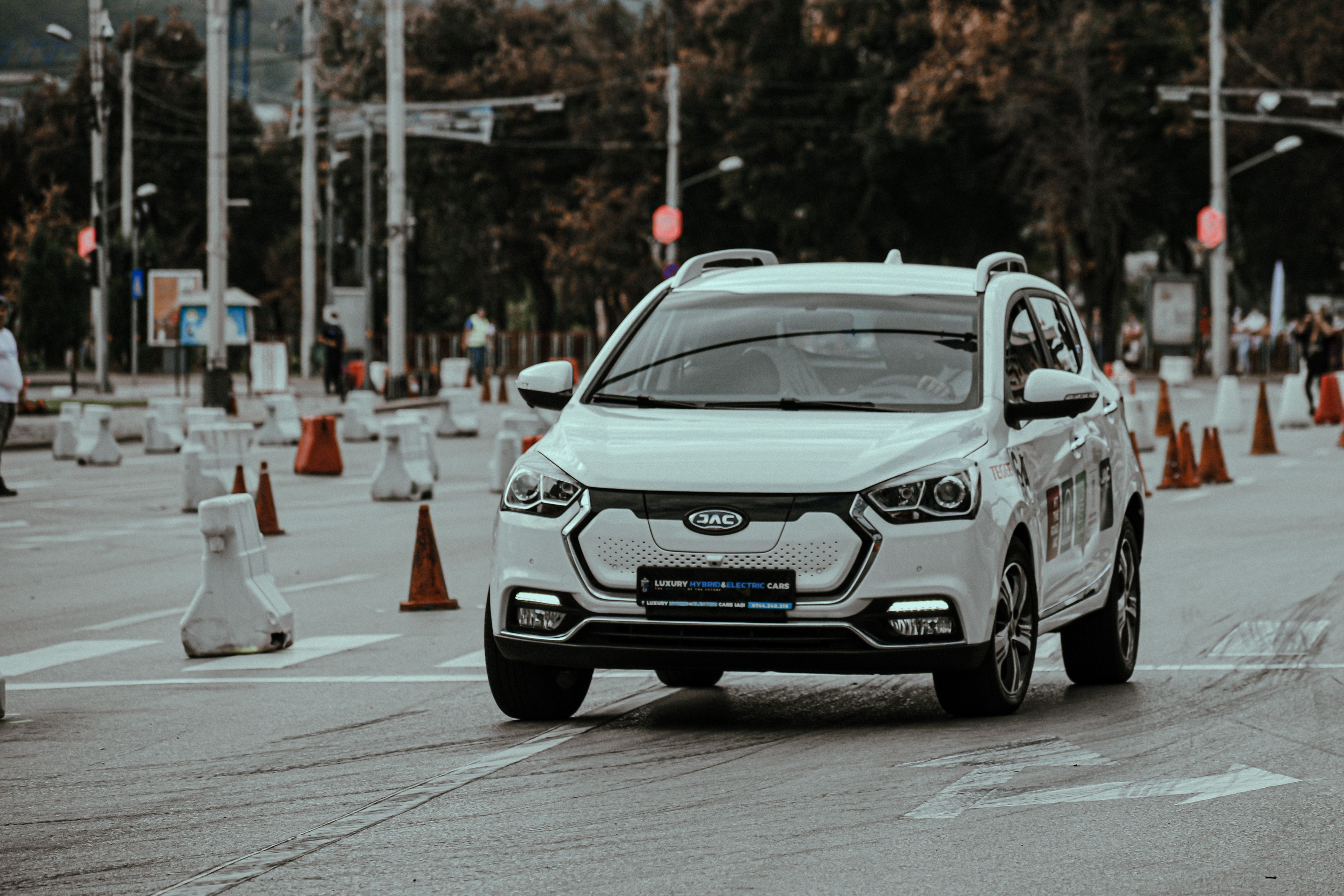 Cybercab开跑，Robotaxi竞速谁先赚钱